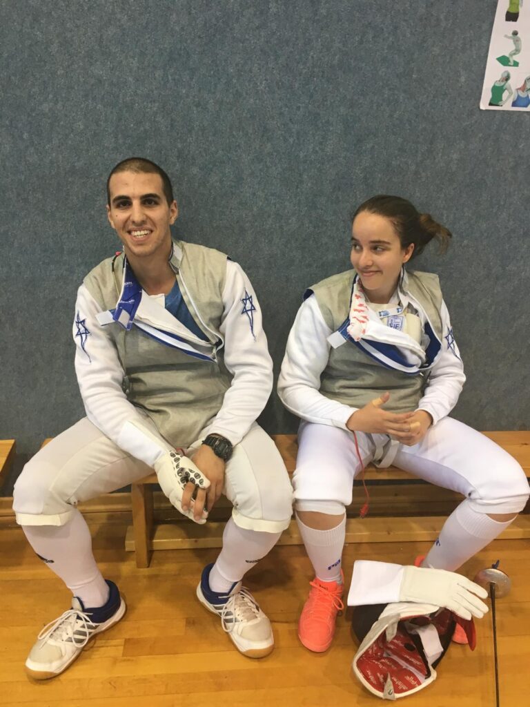 שתי סייפות במדי תחרות לאחר קרב