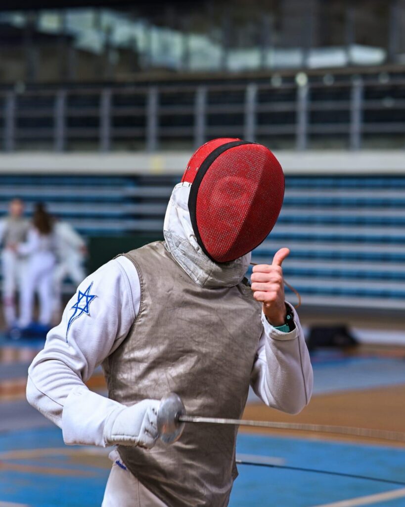 סייף עם מסכת סיוף וציוד מגן